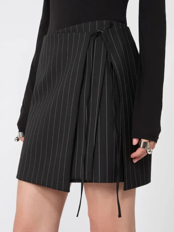 Mini-nederdel i gabardine med nålestriber, sort