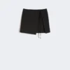 Mini-nederdel i gabardine med nålestriber, sort