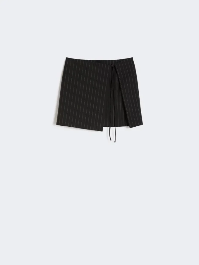 Mini-nederdel i gabardine med nålestriber, sort