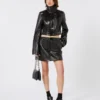Miniskirt i laklæder med alligatorlook, sort Miniskirt i laklæder med alligatorlook, sort