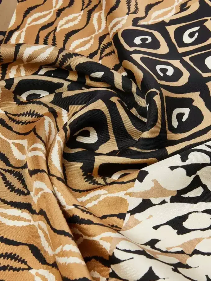 Oversized tørklæde i trykt silke, beige