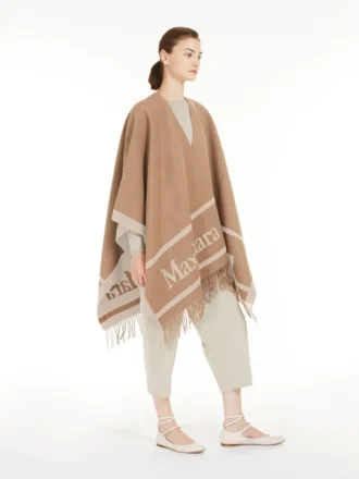 Poncho i jacquarduld, kamel Poncho i jacquarduld, kamel