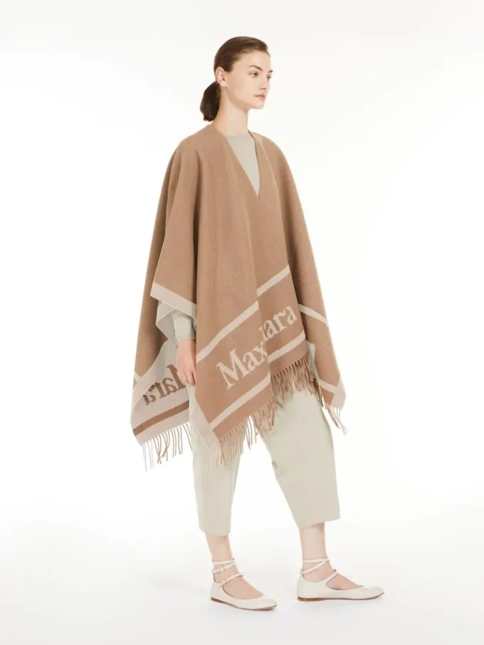 Poncho i jacquarduld, kamel Poncho i jacquarduld, kamel