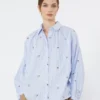 Poplin-skjorte med broderi, lyseblå Poplin-skjorte med broderi, lyseblå