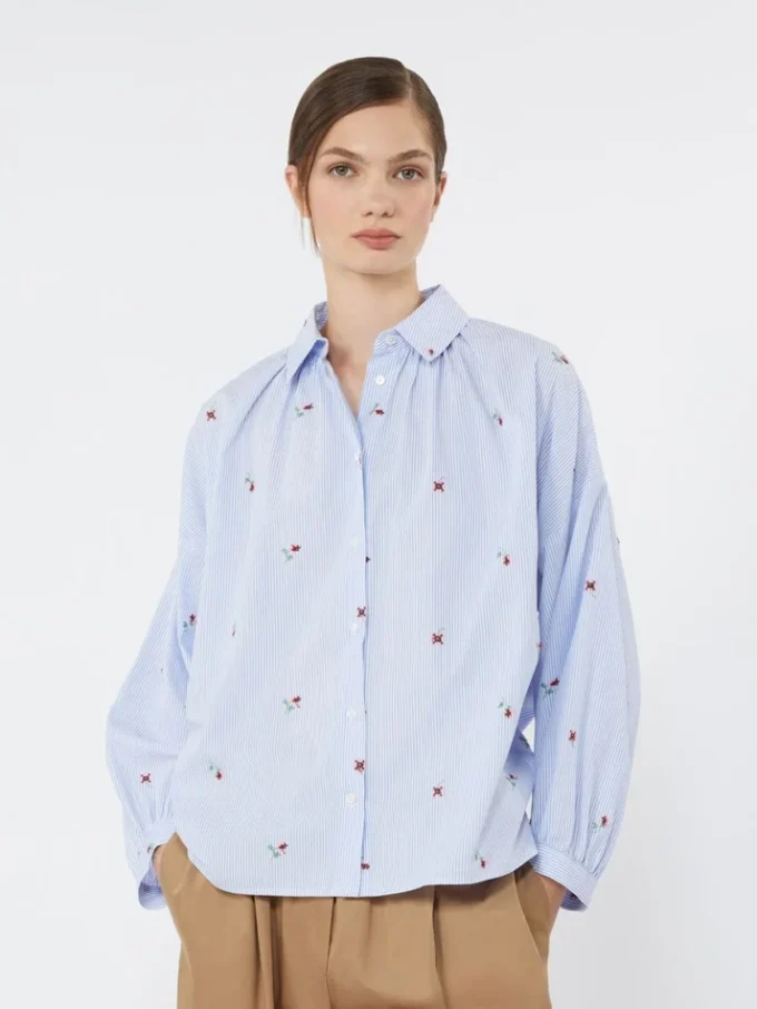 Poplin-skjorte med broderi, lyseblå Poplin-skjorte med broderi, lyseblå