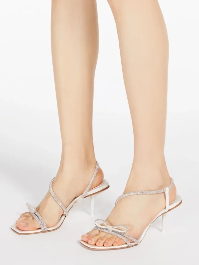 Sandaler i satin og rhinestones, elfenben Sandaler i satin og rhinestones, elfenben