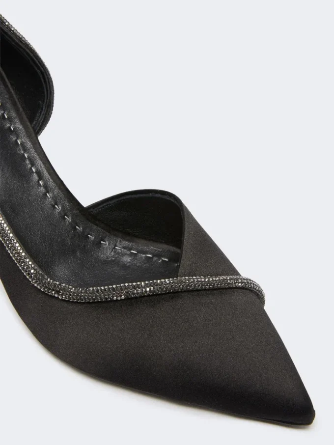 Satinpumps med krystalpynt, sort Satinpumps med krystalpynt, sort