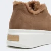 Sneakers i ruskind og teddy-stof, hasselnøddebrun Sneakers i ruskind og teddy-stof, hasselnøddebrun