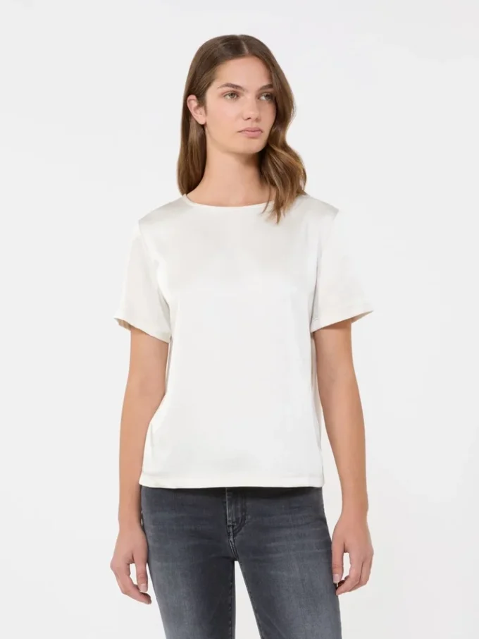T-shirt i satin og jersey, ecru T-shirt i satin og jersey, ecru