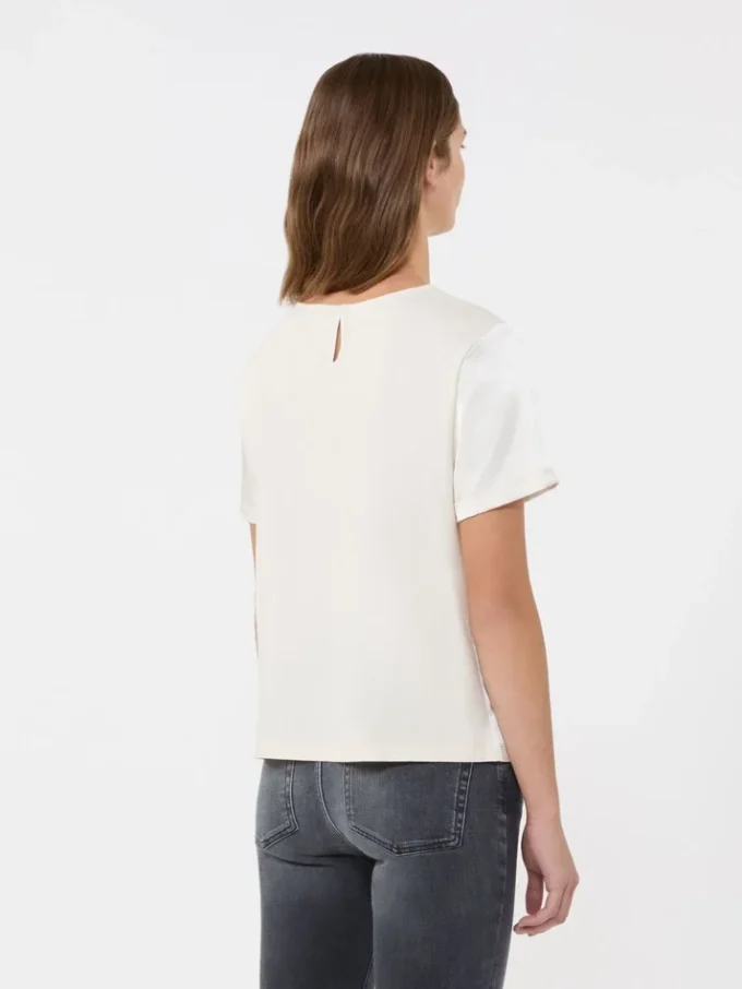 T-shirt i satin og jersey, ecru T-shirt i satin og jersey, ecru