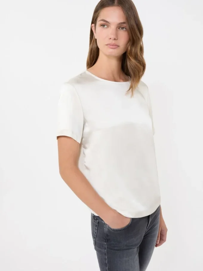 T-shirt i satin og jersey, ecru T-shirt i satin og jersey, ecru