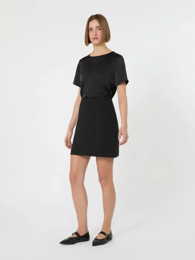 T-shirt i satin og jersey, sort T-shirt i satin og jersey, sort