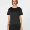 T-shirt i satin og jersey, sort T-shirt i satin og jersey, sort