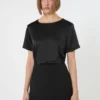 T-shirt i satin og jersey, sort T-shirt i satin og jersey, sort