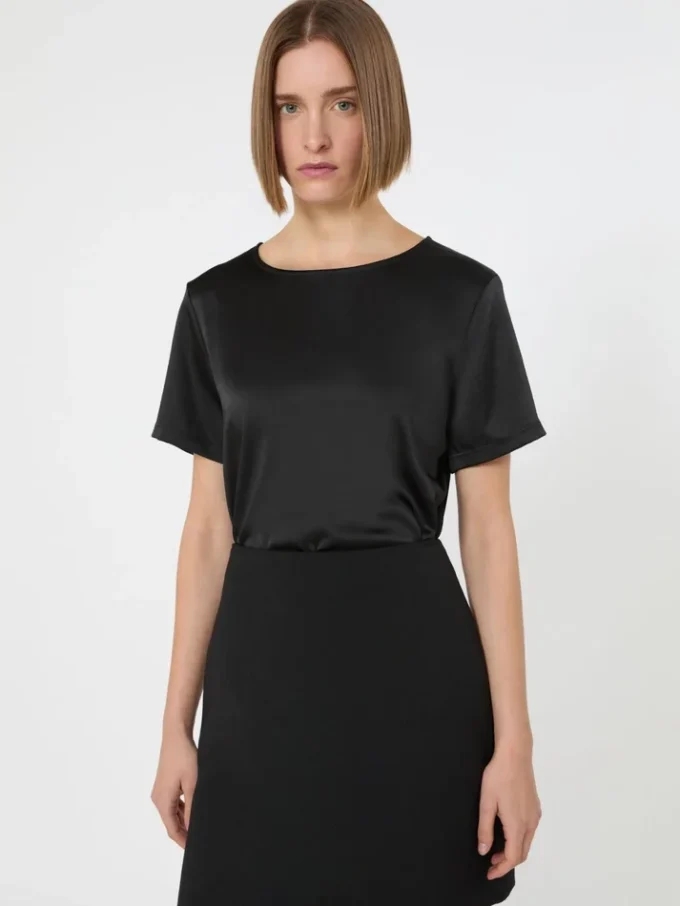 T-shirt i satin og jersey, sort T-shirt i satin og jersey, sort