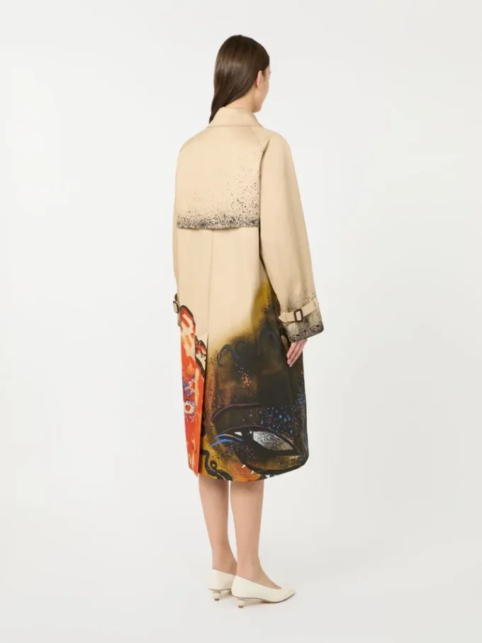 Trenchcoat i mønstret vandafvisende gabardine, skin orient Trenchcoat i mønstret vandafvisende gabardine, skin orient