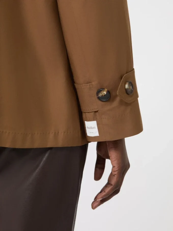Vandafvisende trenchcoat i bomuld med dobbeltradet knaplukning, tobaksfarvet Vandafvisende trenchcoat i bomuld med dobbeltradet knaplukning, tobaksfarvet
