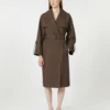 Vandafvisende trenchcoat i twill med bælte, chokolade Vandafvisende trenchcoat i twill med bælte, chokolade