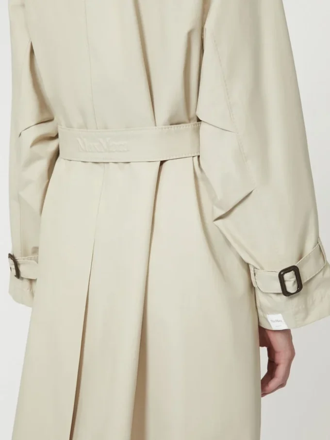 Vandafvisende trenchcoat i twill med dobbeltradet lukning, naturfarvet Vandafvisende trenchcoat i twill med dobbeltradet lukning, naturfarvet