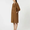 Vandafvisende trenchcoat i twill med dobbeltradet lukning, tobaksfarvet Vandafvisende trenchcoat i twill med dobbeltradet lukning, tobaksfarvet