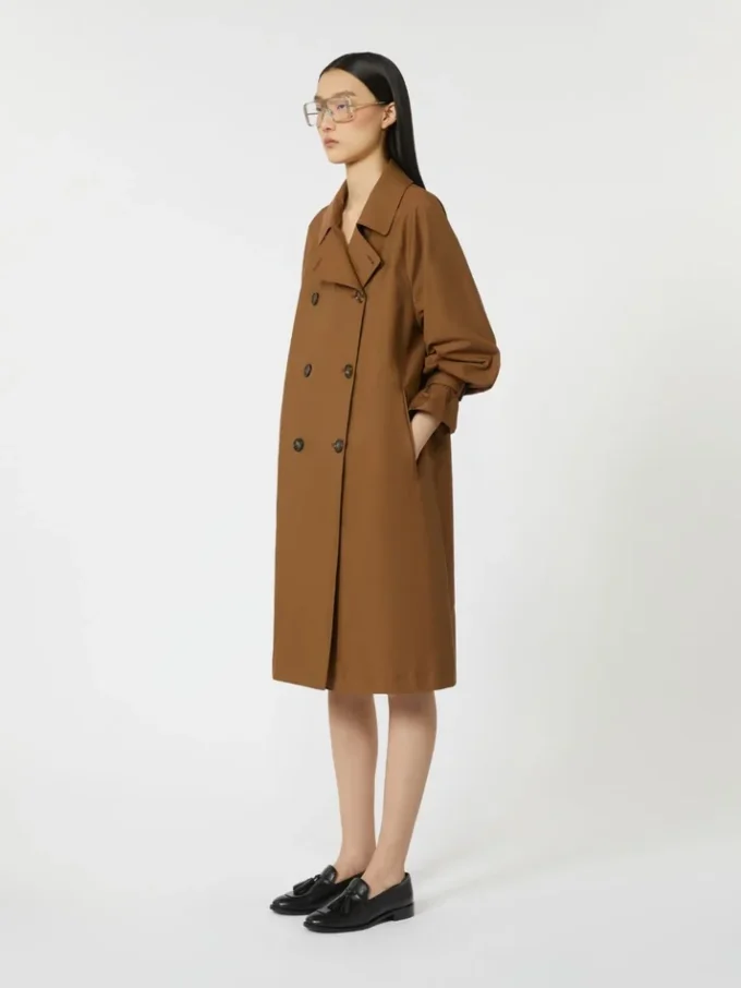 Vandafvisende trenchcoat i twill med dobbeltradet lukning, tobaksfarvet Vandafvisende trenchcoat i twill med dobbeltradet lukning, tobaksfarvet