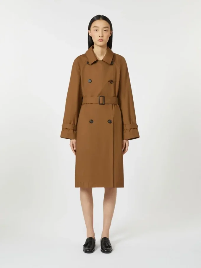 Vandafvisende trenchcoat i twill med dobbeltradet lukning, tobaksfarvet Vandafvisende trenchcoat i twill med dobbeltradet lukning, tobaksfarvet