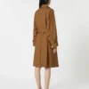Vandafvisende trenchcoat i twill med dobbeltradet lukning, tobaksfarvet Vandafvisende trenchcoat i twill med dobbeltradet lukning, tobaksfarvet