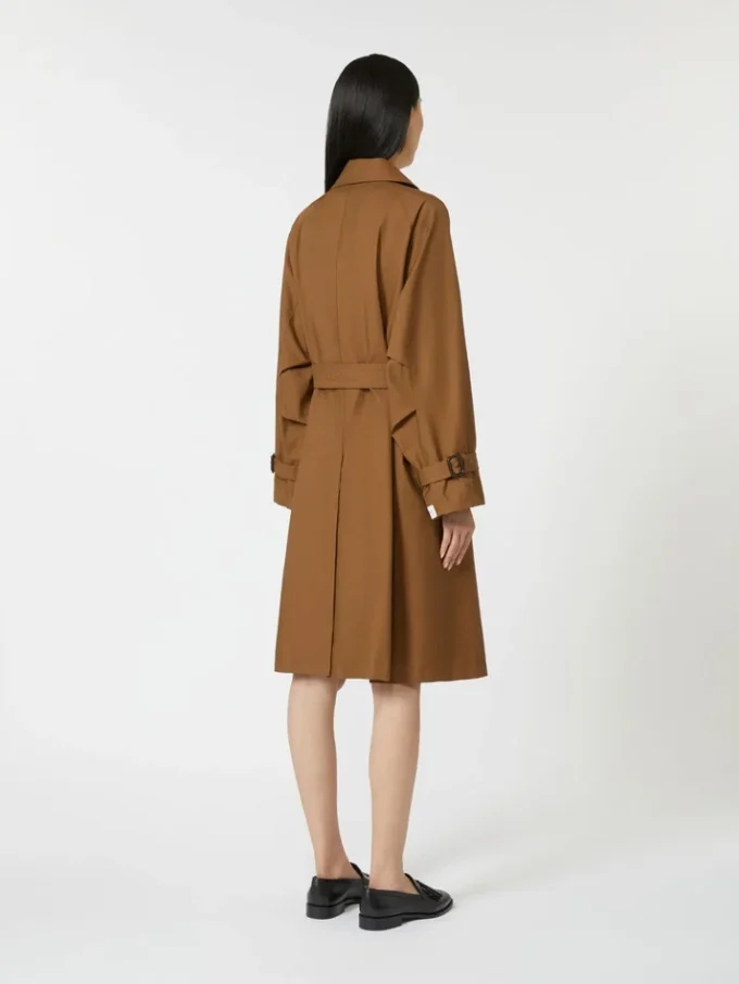 Vandafvisende trenchcoat i twill med dobbeltradet lukning, tobaksfarvet Vandafvisende trenchcoat i twill med dobbeltradet lukning, tobaksfarvet