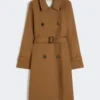 Vandafvisende trenchcoat i twill med dobbeltradet lukning, tobaksfarvet Vandafvisende trenchcoat i twill med dobbeltradet lukning, tobaksfarvet