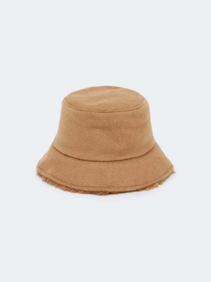 Vendbar cloche-hat i kamel og teddy-stof, kamel Vendbar cloche-hat i kamel og teddy-stof, kamel