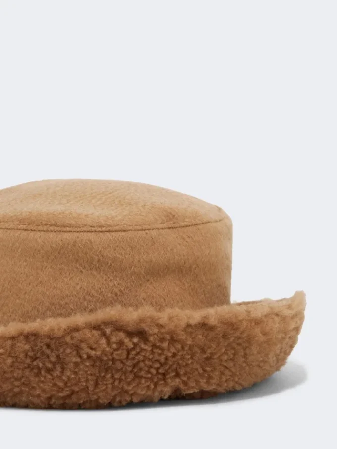 Vendbar cloche-hat i kamel og teddy-stof, kamel Vendbar cloche-hat i kamel og teddy-stof, kamel